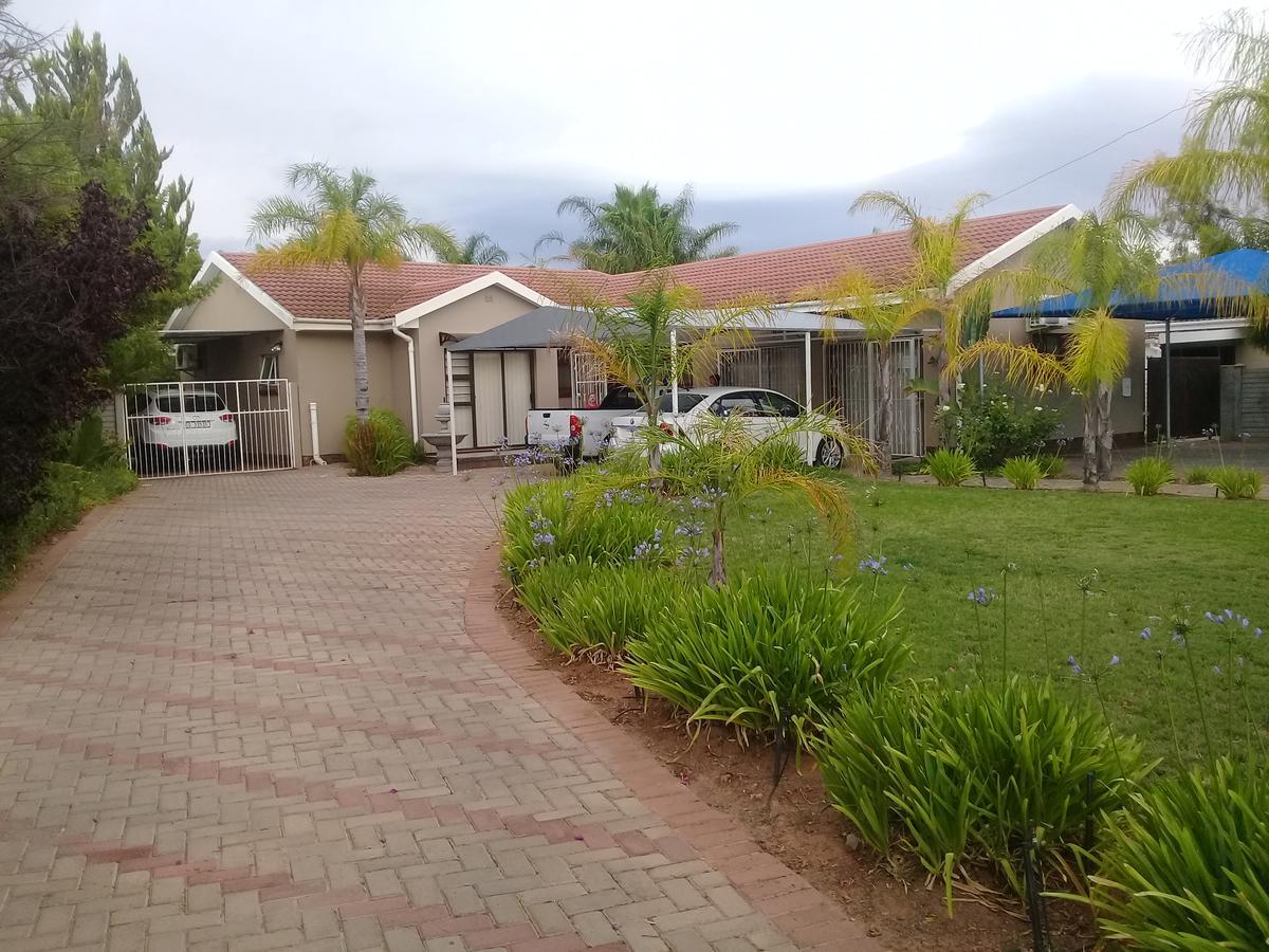 Oppi Draai Guesthouse Oudtshoorn Extérieur photo